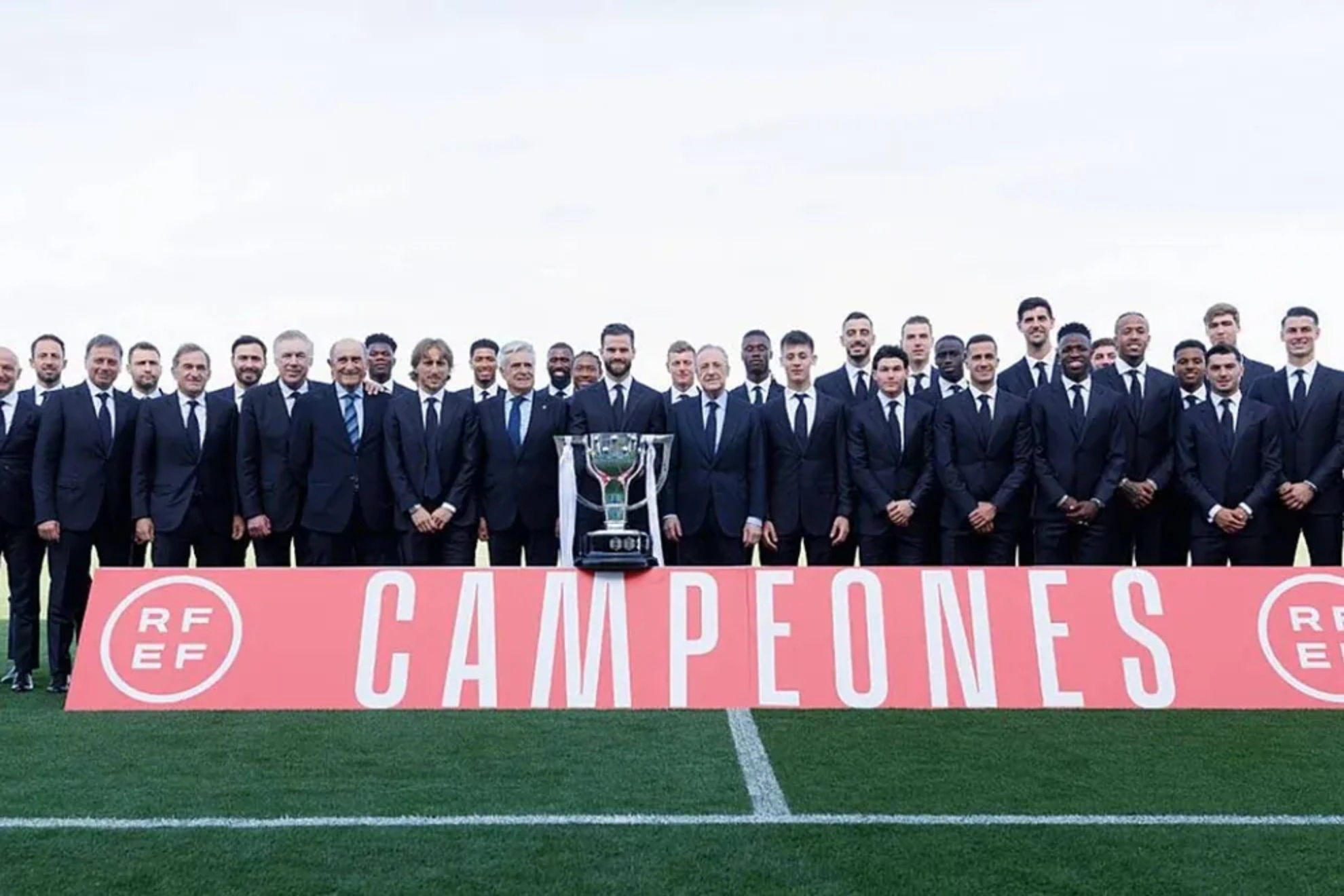 Los jugadores del Real Madrid posan con el trofeo de campen de Liga
