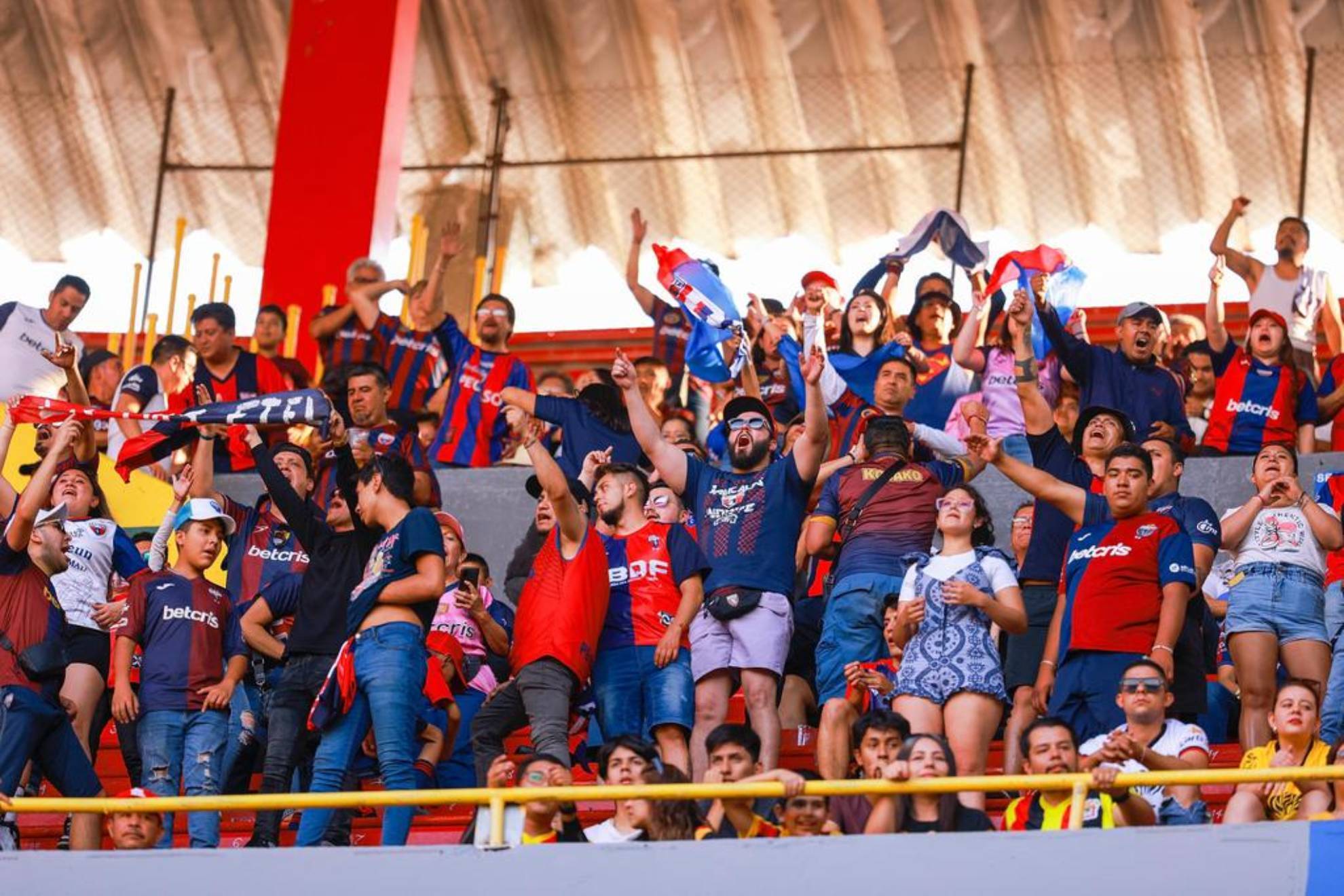 Los seguidores azulgranas estuvieron presentes en el Estadio Jalisco