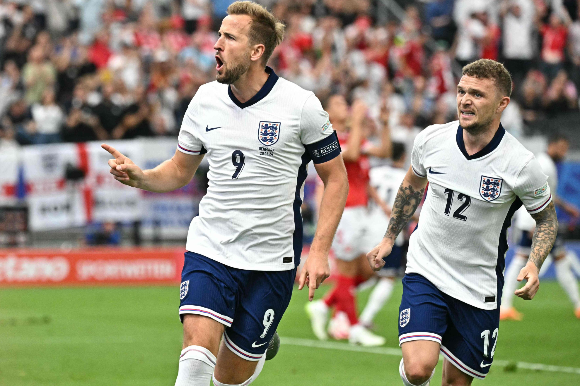 Harry Kane celebra un tanto junto a Trippier