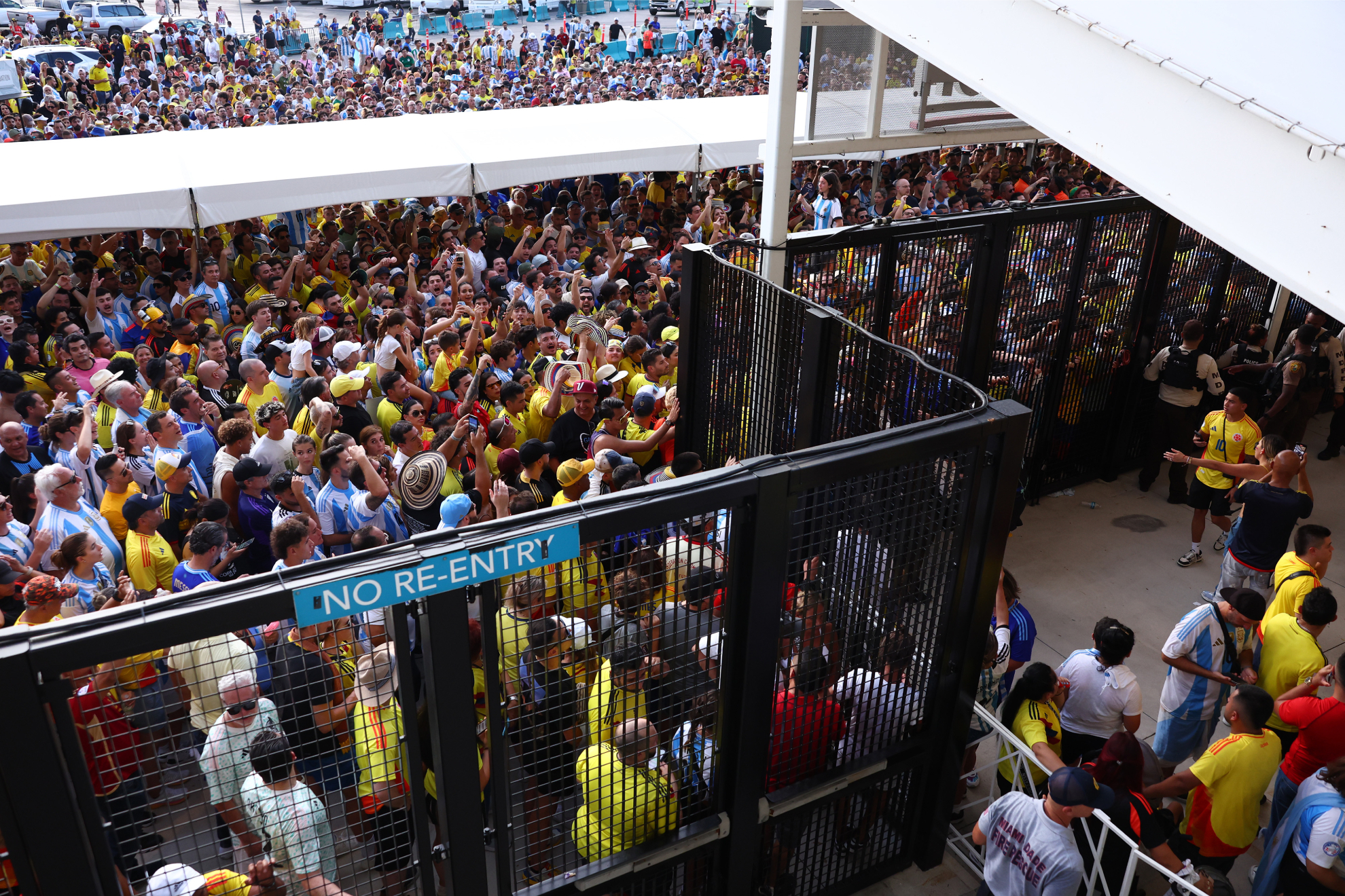 Aficionados empujando y aplastando a la gente por buscar entrar al estadio