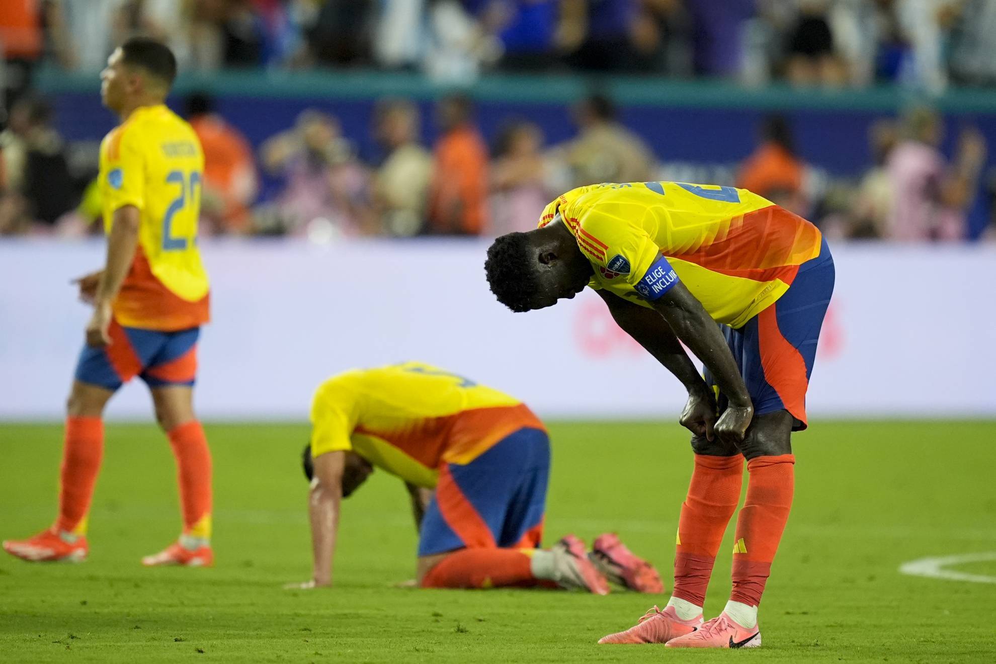 Los jugadores colombianos se lamentan tras su derrota ante Argentina en la final de la Copa Amrica, el 14 de Julio de 2024