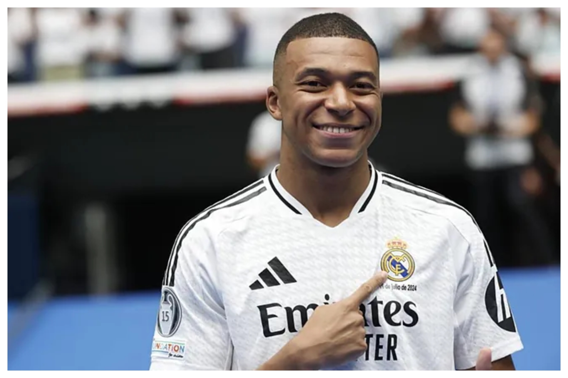 Mbappé se señala el escudo del Real Madrid en su presentación 