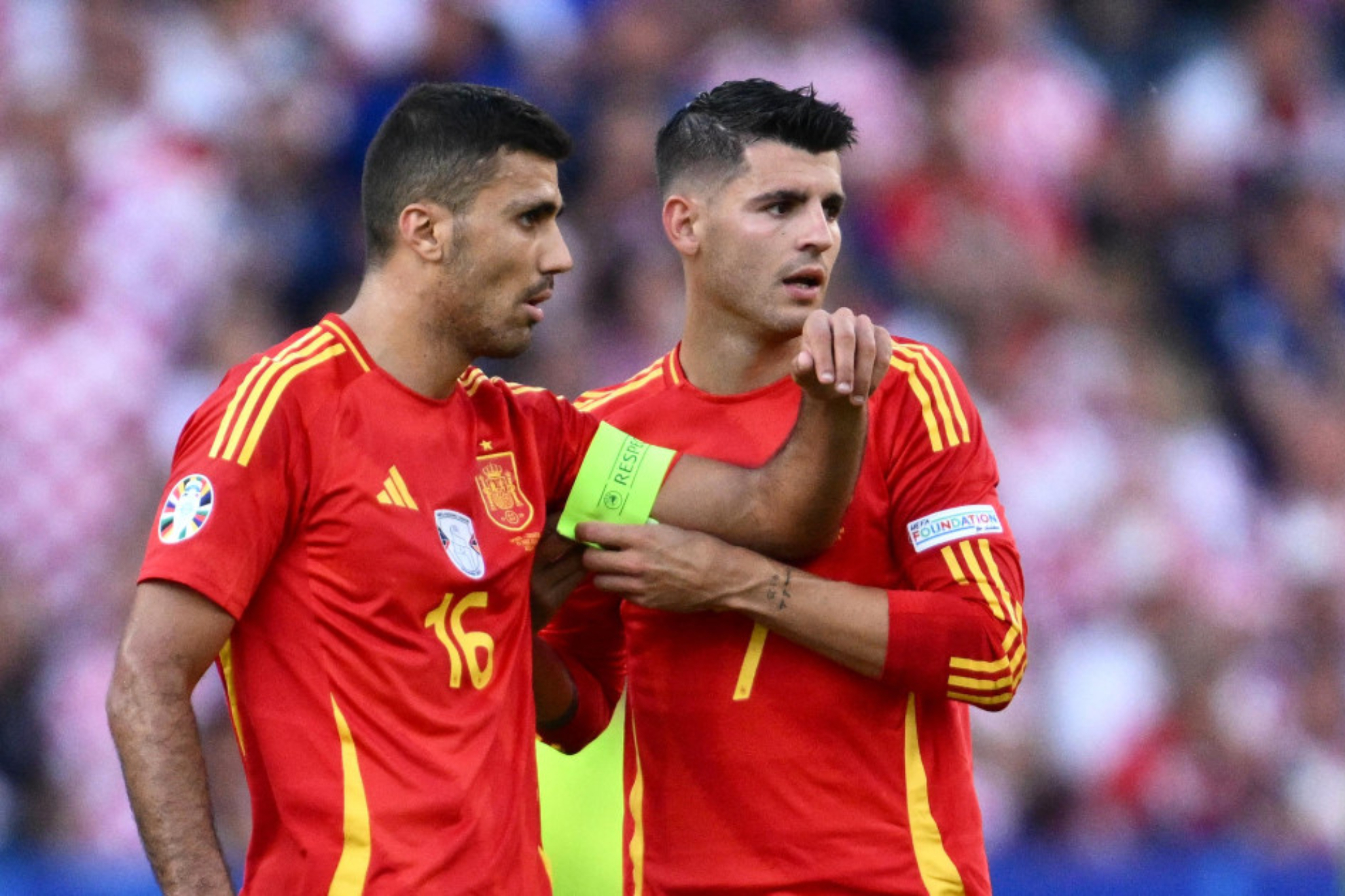 Morata le entrega le entrega la cinta de capitn a Rodri