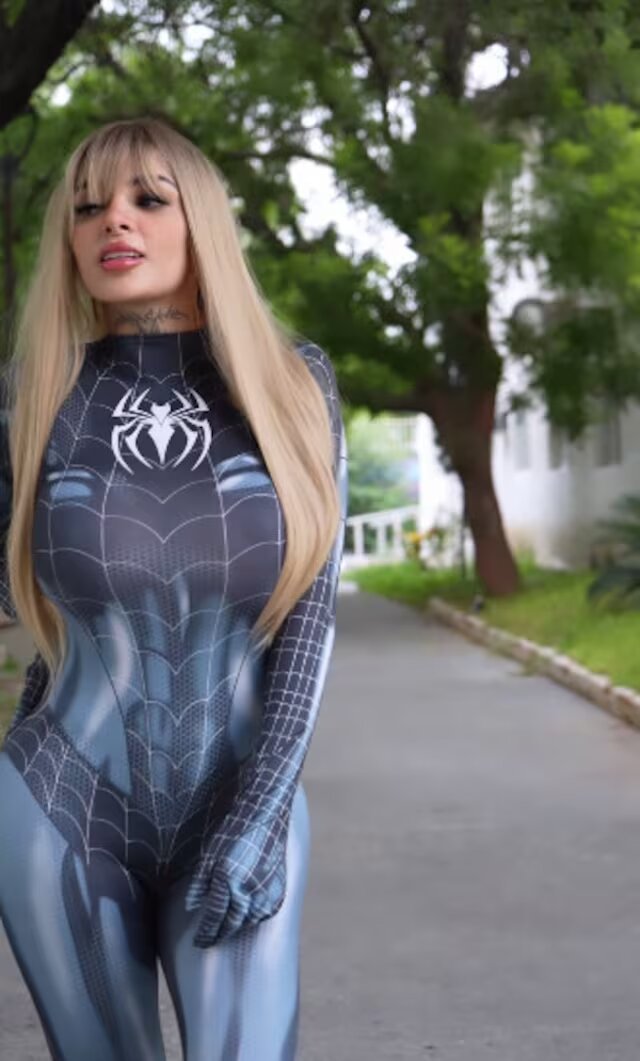 Karely Ruiz la rompe fuera de OnlyFans con sexy traje de Sexy Spider Woman