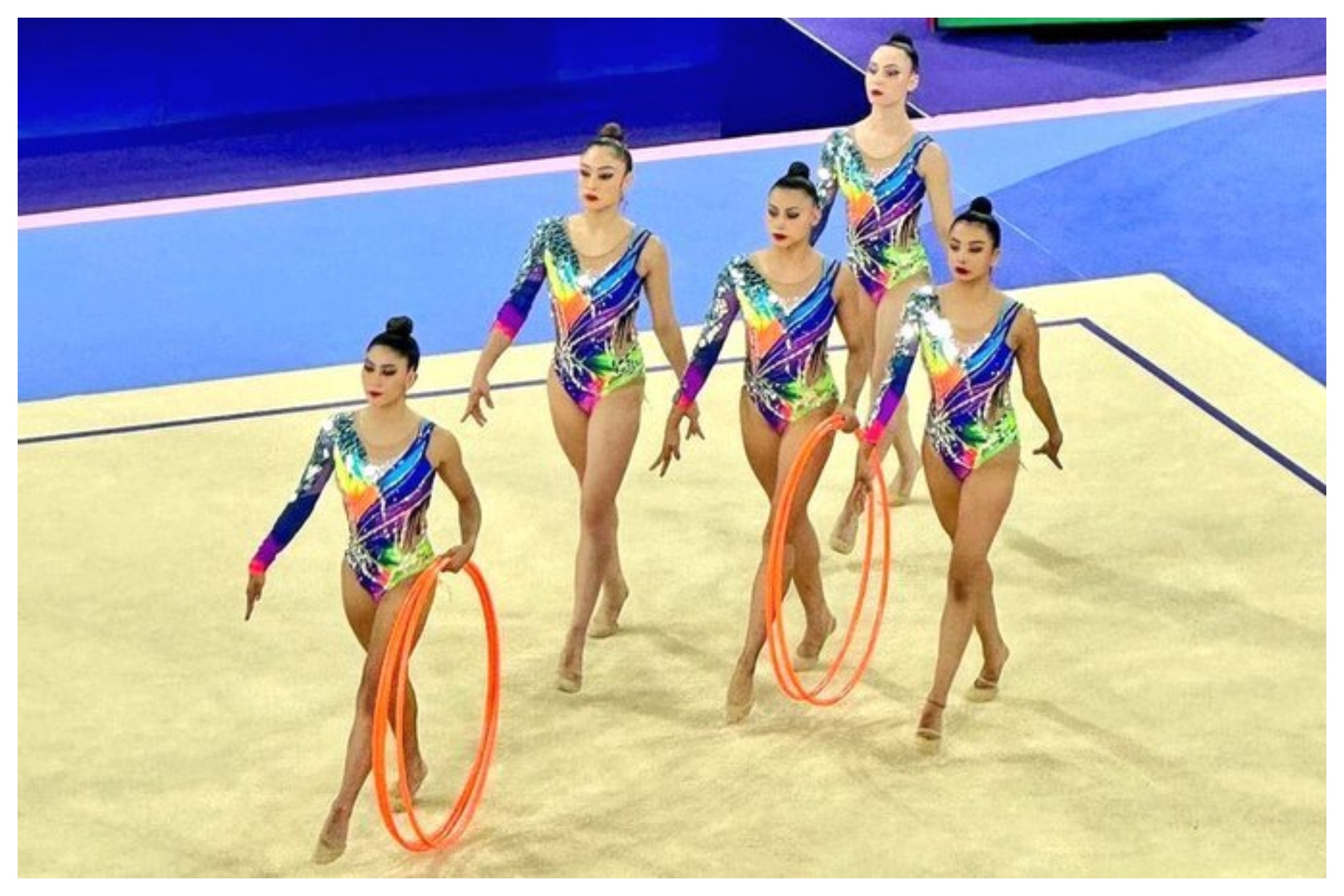 El equipo mexicano de gimnasia rtmica, durante su actuacin en Pars