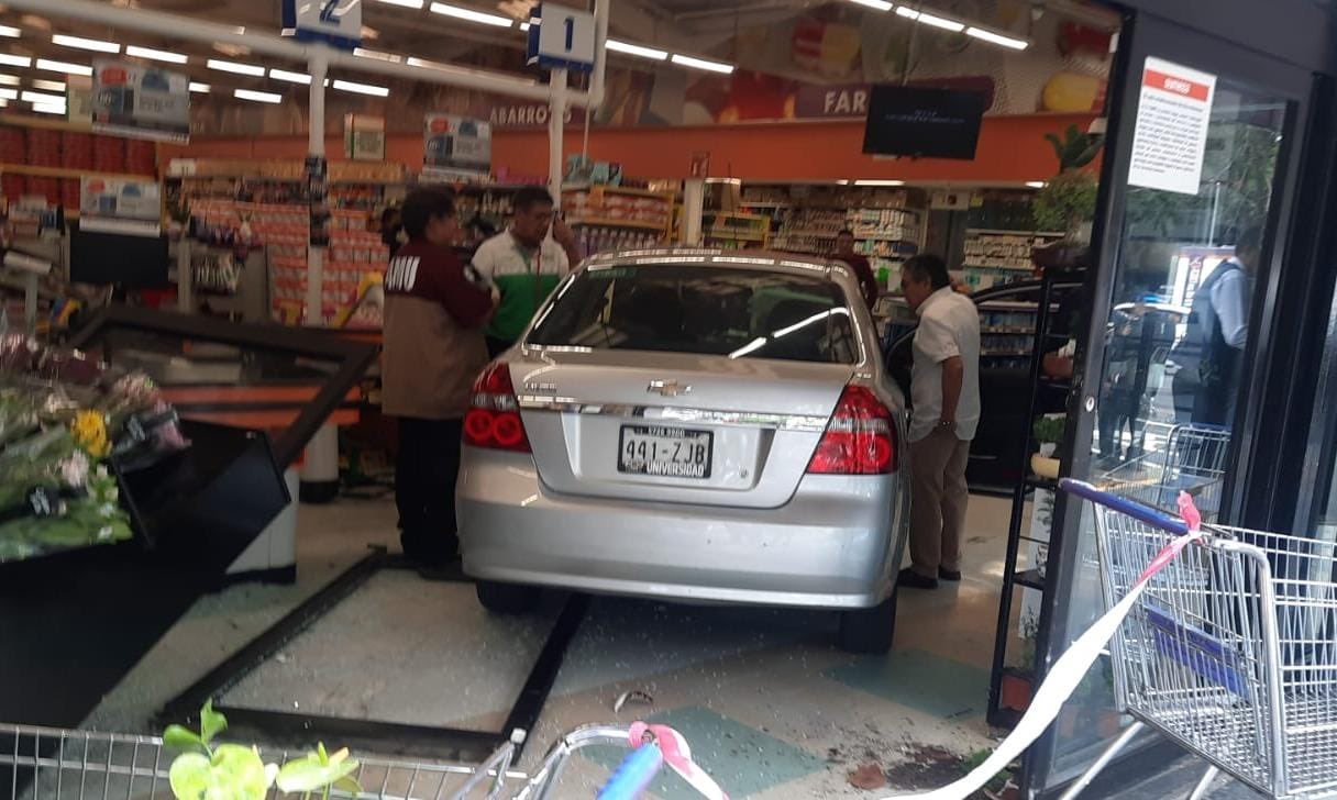 Accidente Churubusco Auto termina en las cajas del supermercado Sumesa