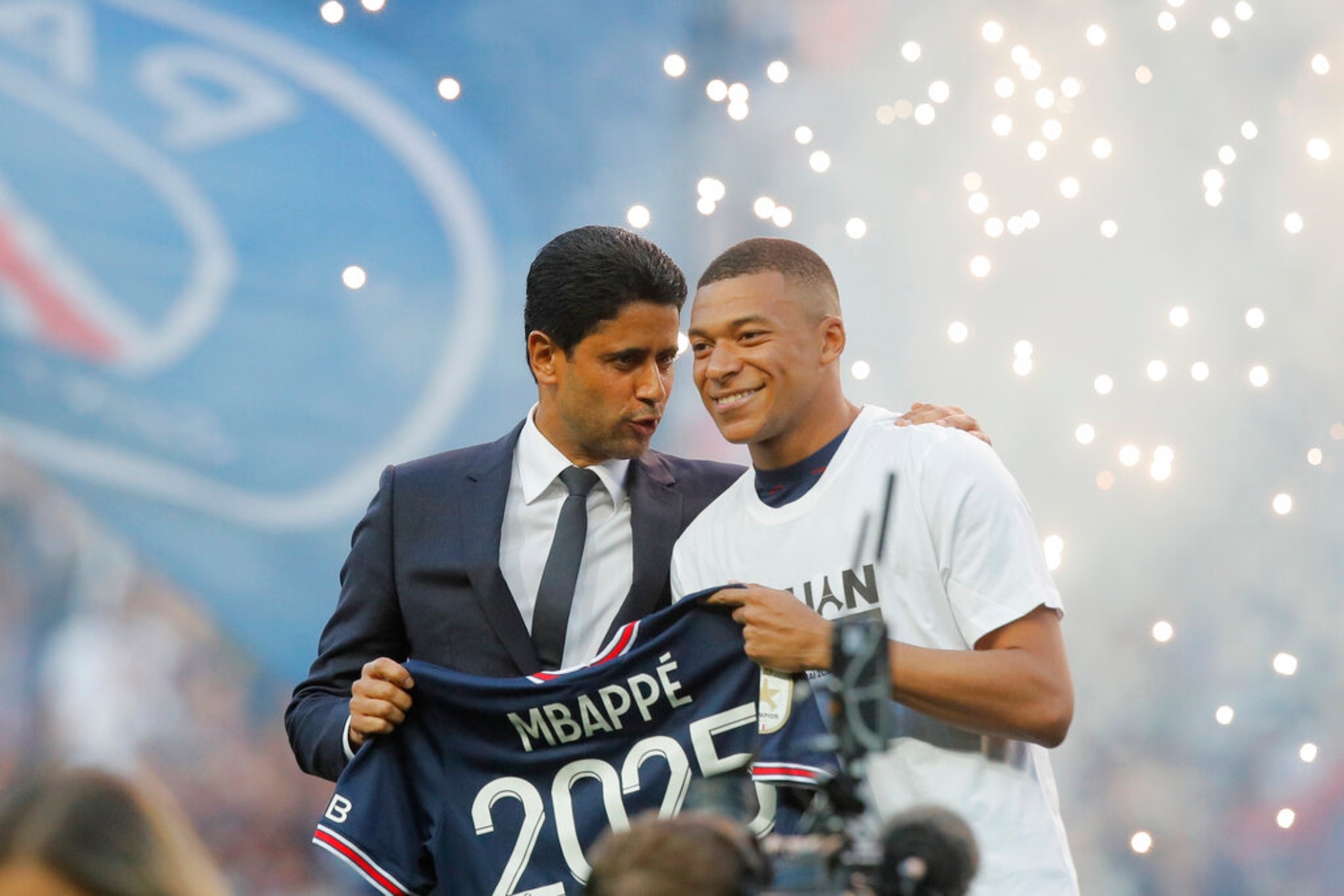 Al Khelaifi y Mbappe, el da que firmaron el ltimo contrato.