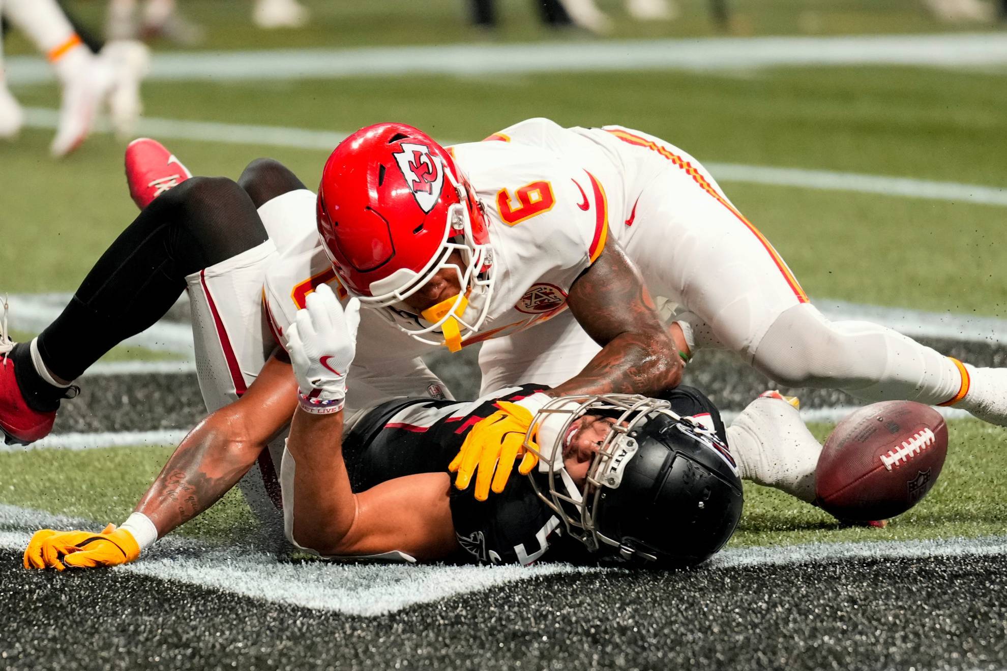 Mahomes vuelve a hacer magia para y los Chiefs sobrevivieron ante Falcons que es vctima de sus errores