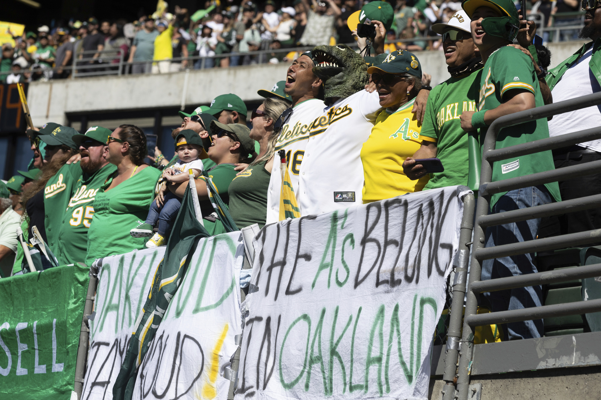 Athletics se despide de Oakland y los fans se llevan hasta la tierra del  estadio | MARCA México