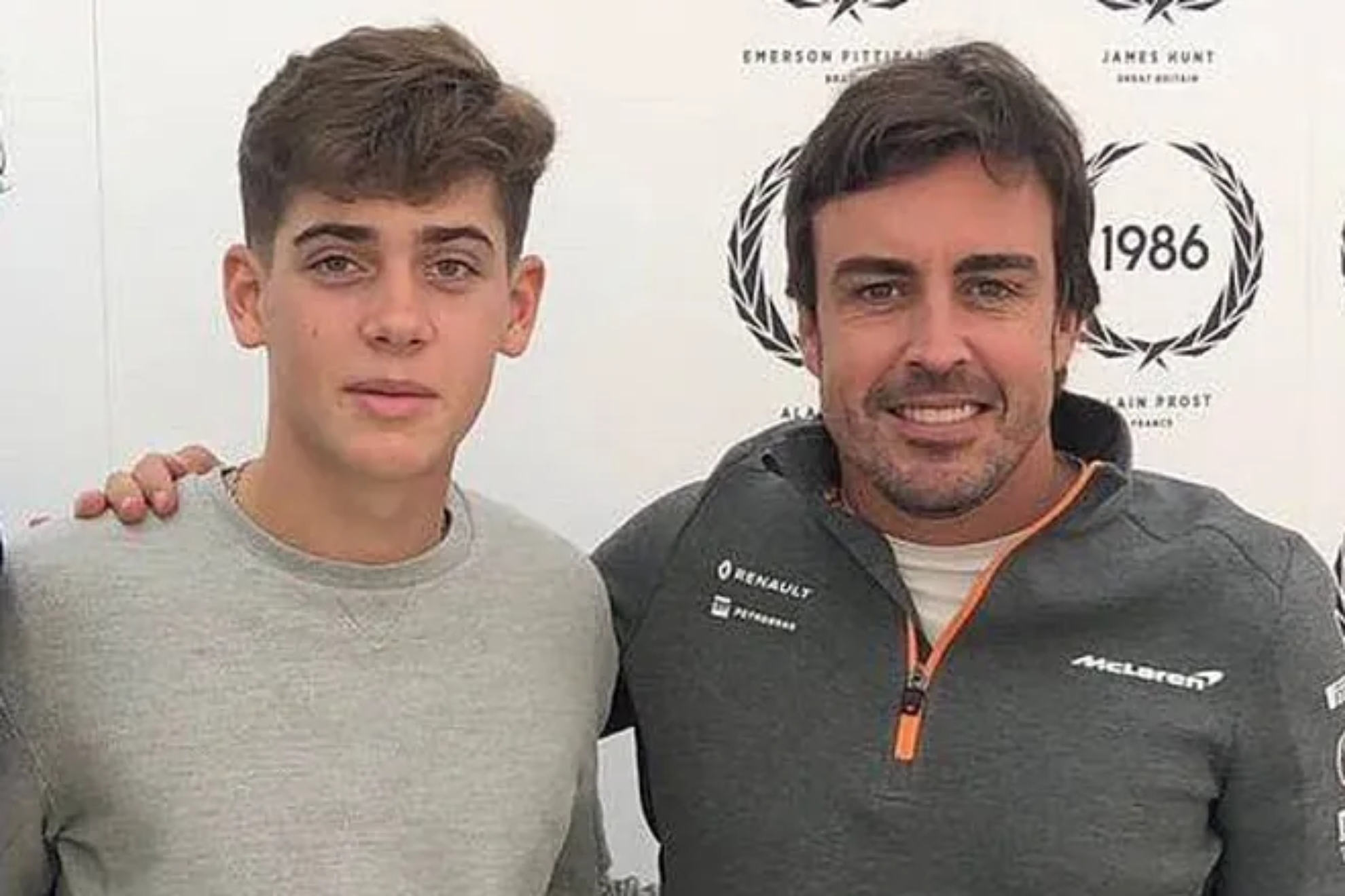 Colapinto possa con Fernando Alonso, uno de sus grandes valedores