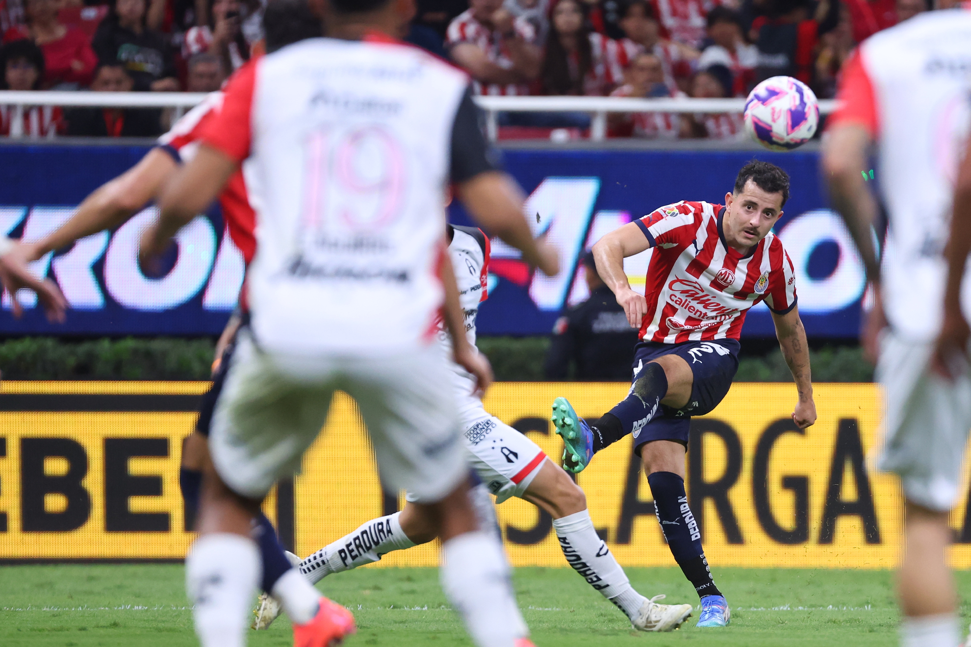 Sorpresa en el Estadio Akron en el Clsico Tapato 2024