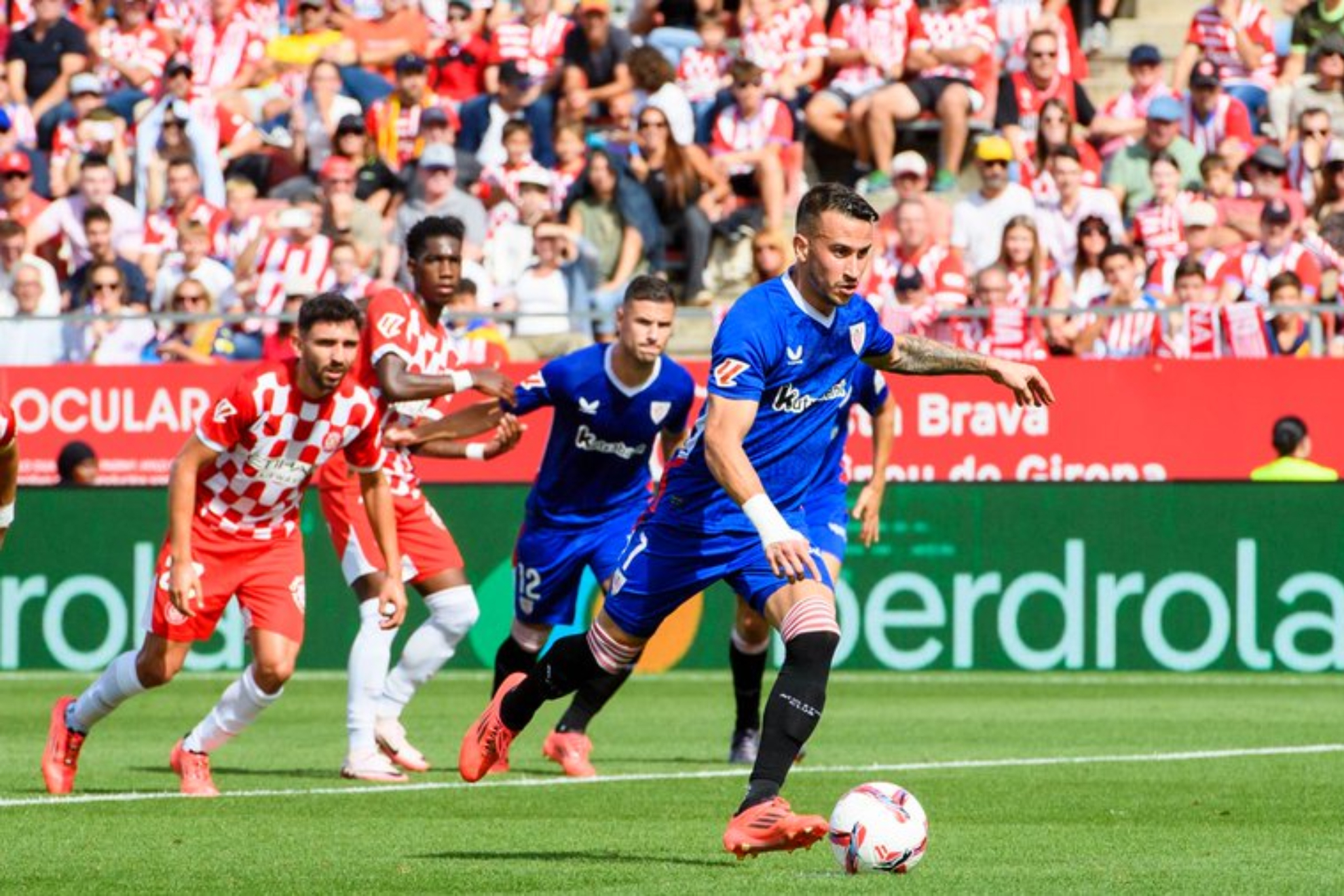 El arquero de Girona salv a su equipo de la derrota al atajar dos penales.