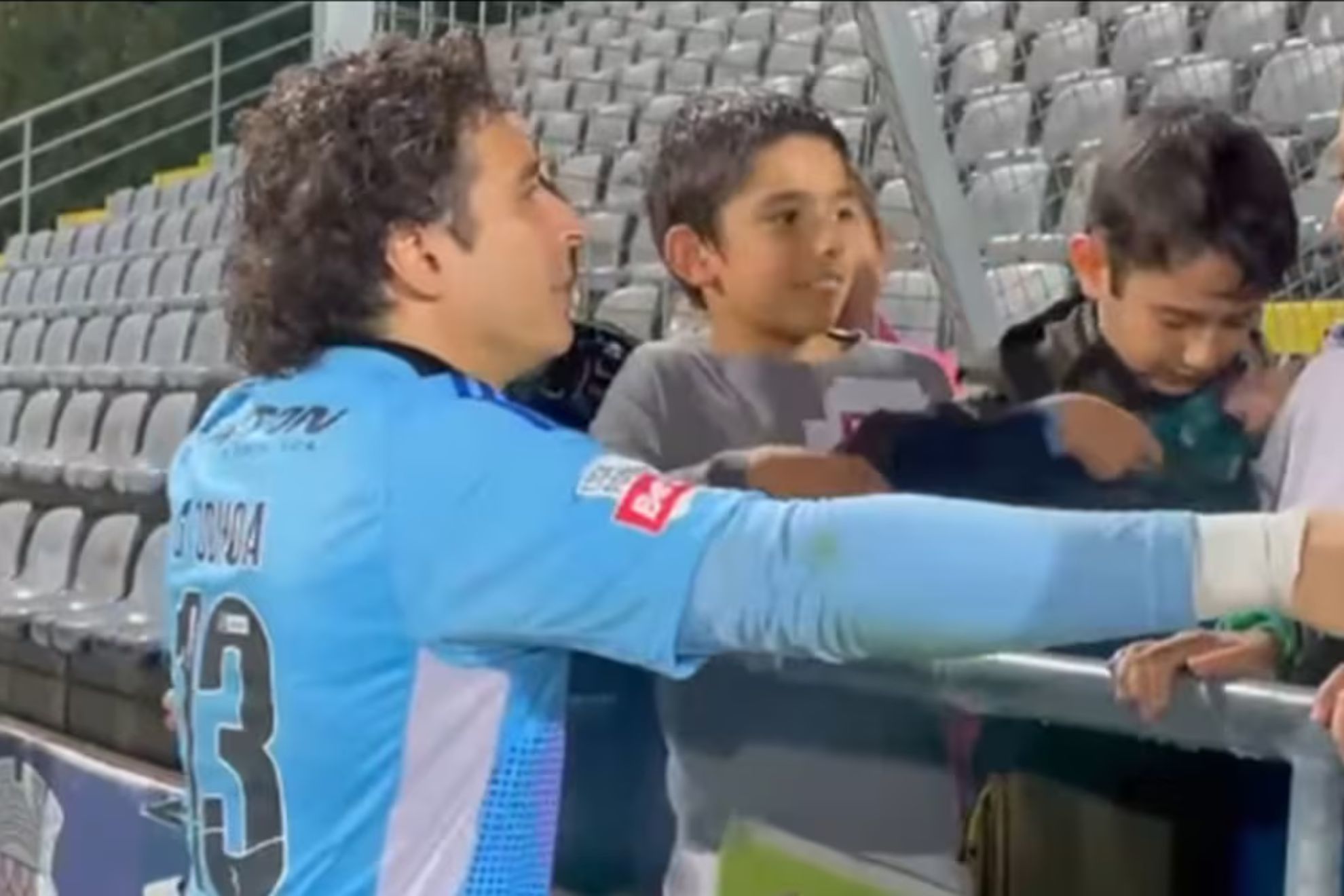 Guillermo Ochoa humilde: Se deja querer por aficionados de AVS con este gesto