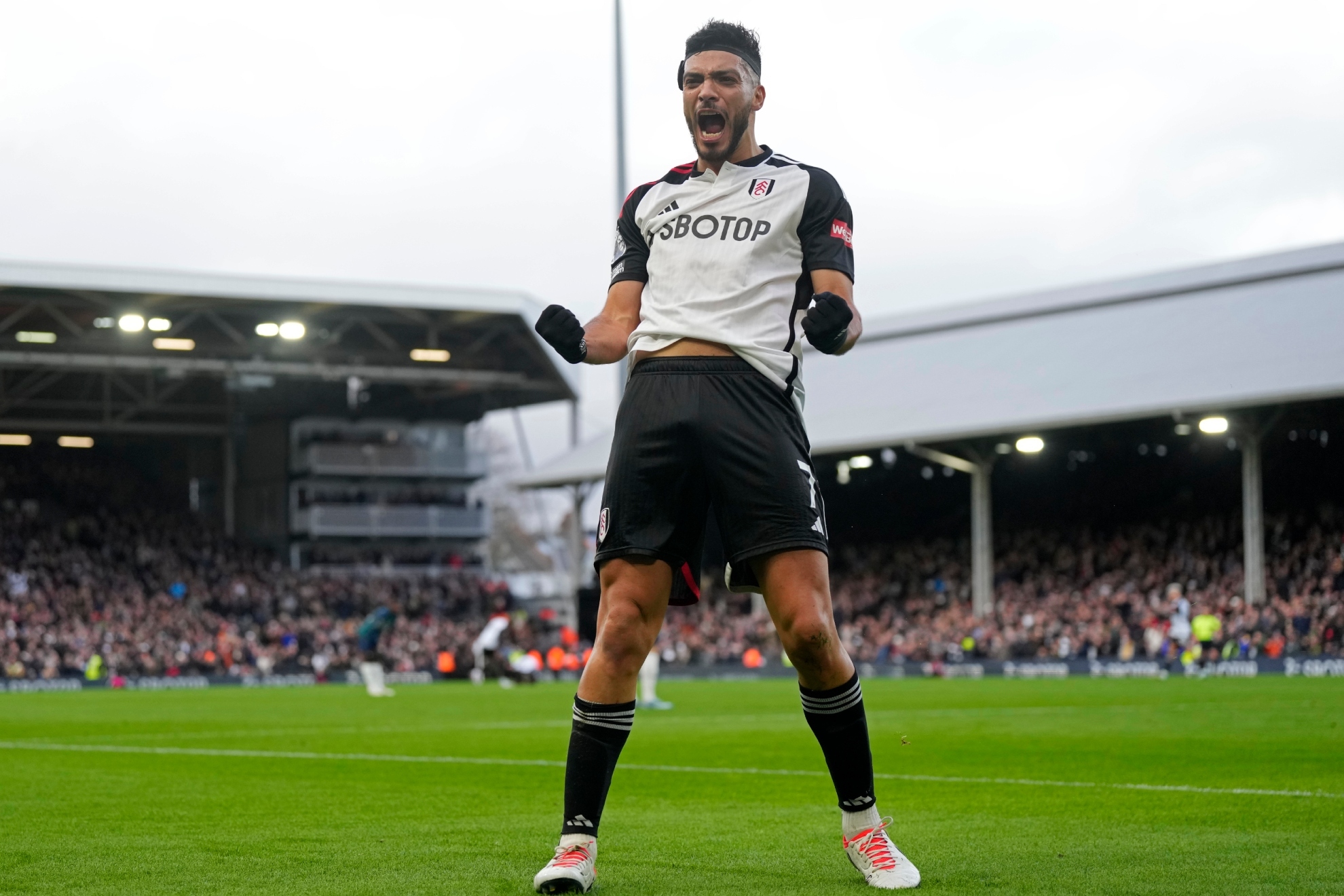 Ral de Toms anotando en Craven Cottage