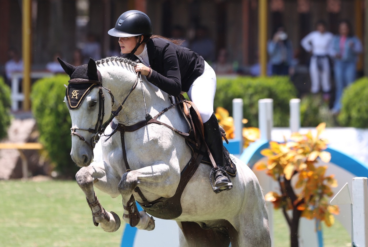 Hija del Canelo Álvarez practica equitación