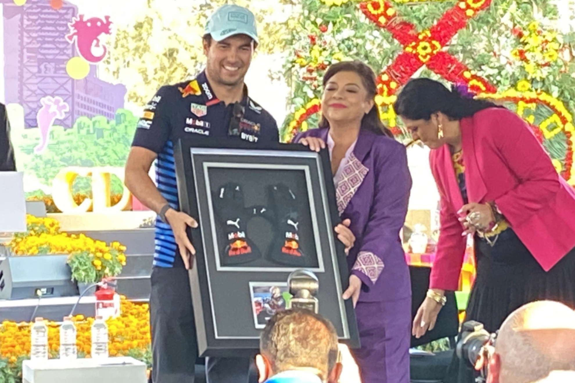 Checo Prez entrega regalo a Clara Brugada; la Jefa de Gobierno quiere que la F1 se mantenga en Mxico