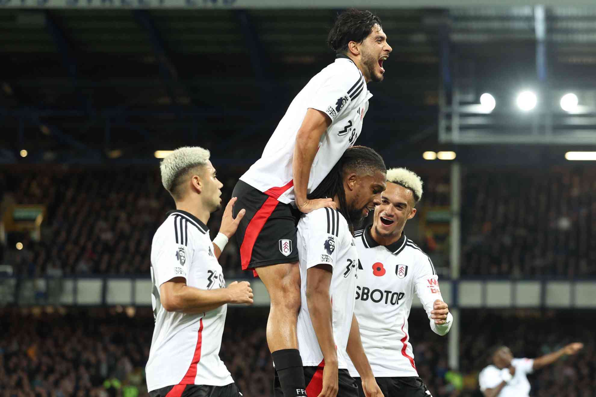 Ral Jimnez celebr el gol del triunfo con sus compaeros en Fulham