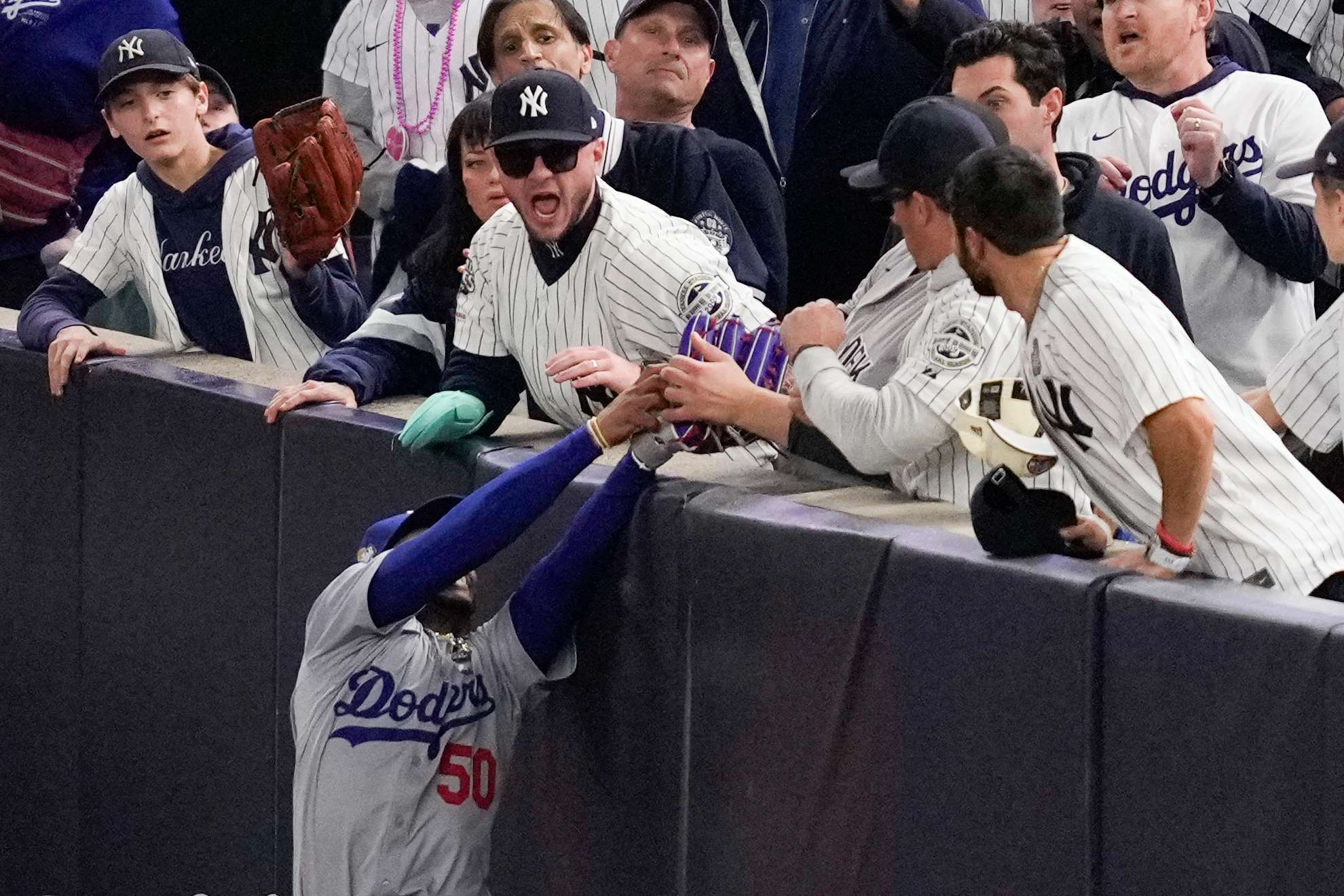 Otro ángulo de la bochornosa imagen del Dodgers vs Yankees en Juego 4