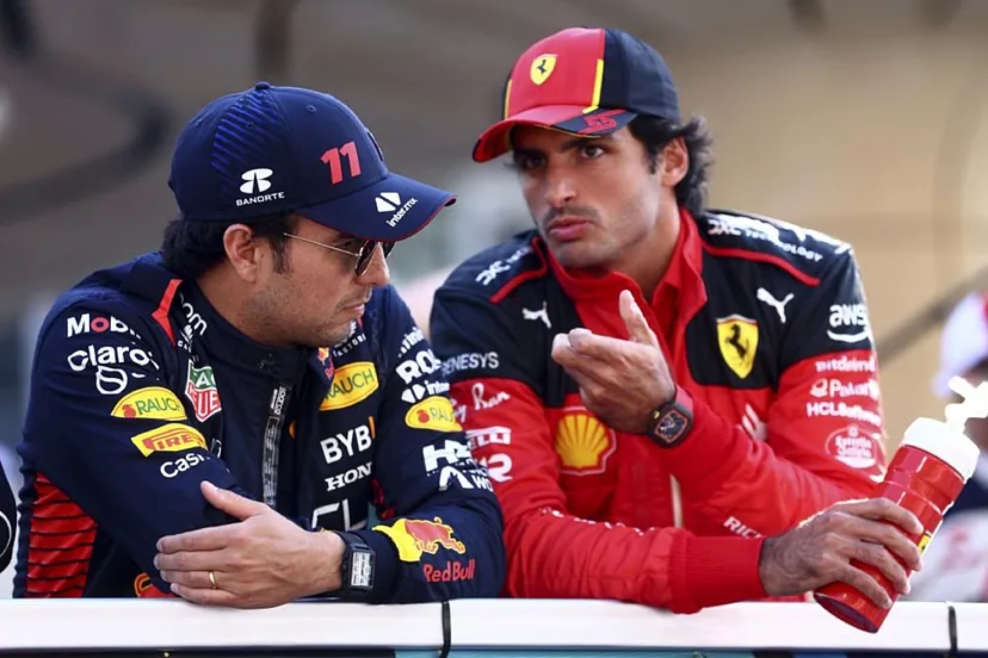 Checo y Sainz charlan amigablemente