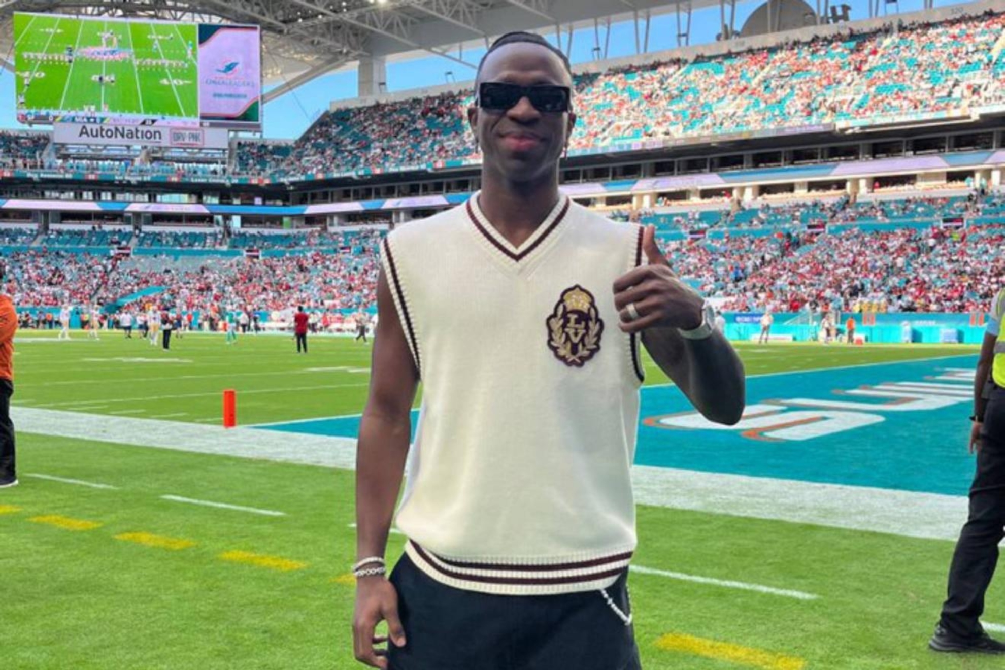 Vinicius presencia el partido de los Miami Dolphins.