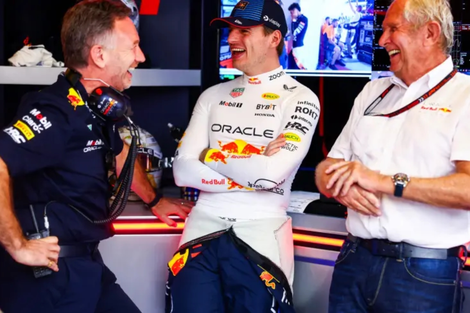 Christian Horner ri�ndose con Max Verstappen y Helmut Marko
