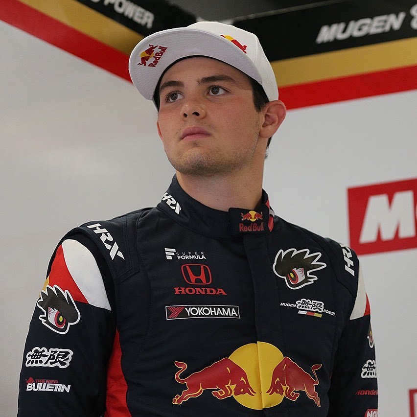 Así se veía el piloto mexicano con el traje de Red Bull en 2019