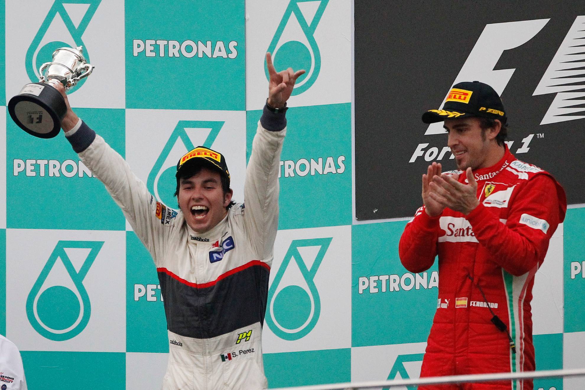 La alegría en podio de Checo Pérez; Alonso reconociéndole