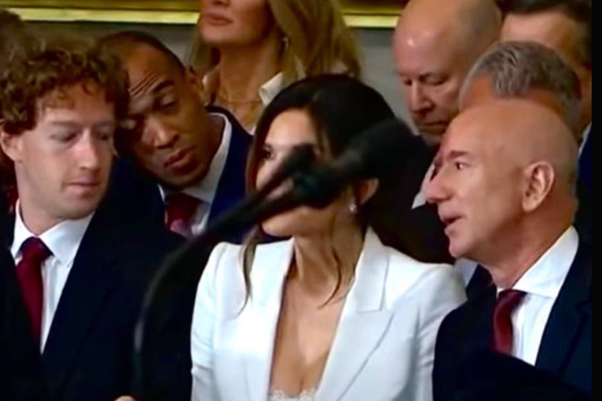 Mark Zuckerberg y su inapropiado momento con Lauren Sanchez, pareja de Jeff Bezos: 