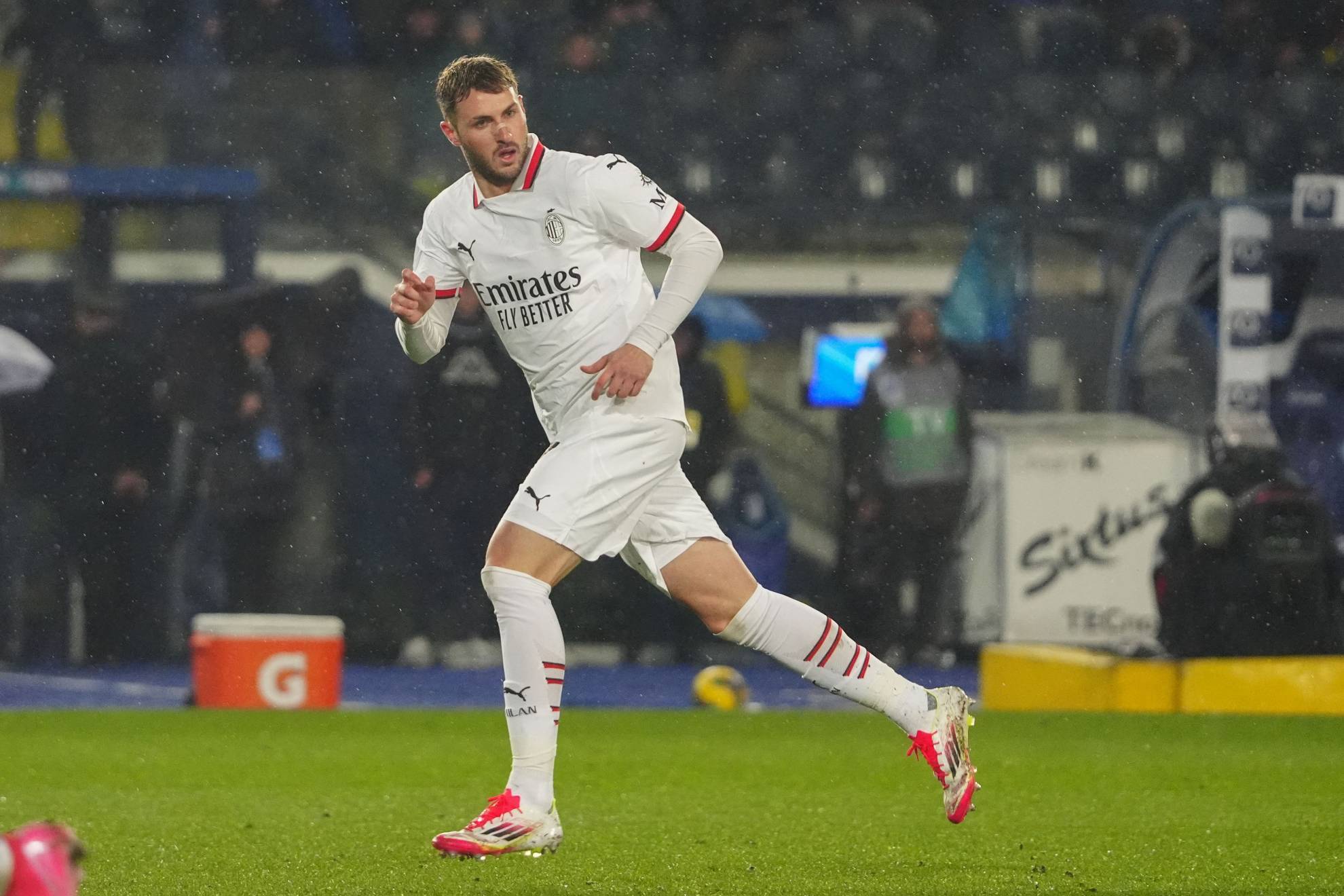 Bolonia - Milan: Resumen y goles Bolonia vs Milan: Santi Giménez asiste,  pero los \, image size:1980x1320